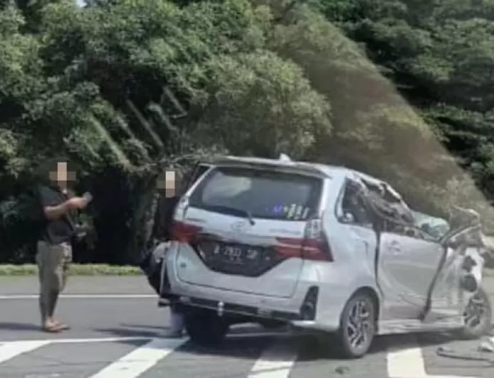 Diduga Tidak Jaga Jarak Aman, Mobil Tabrak Truk di Tol Jagorawi
