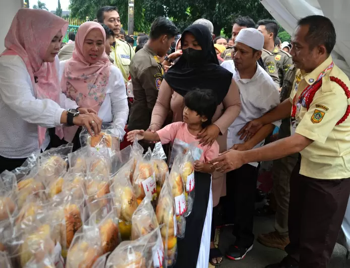 Sekretariat DPRD Kabupaten Bogor Berbagi Takjil Gratis