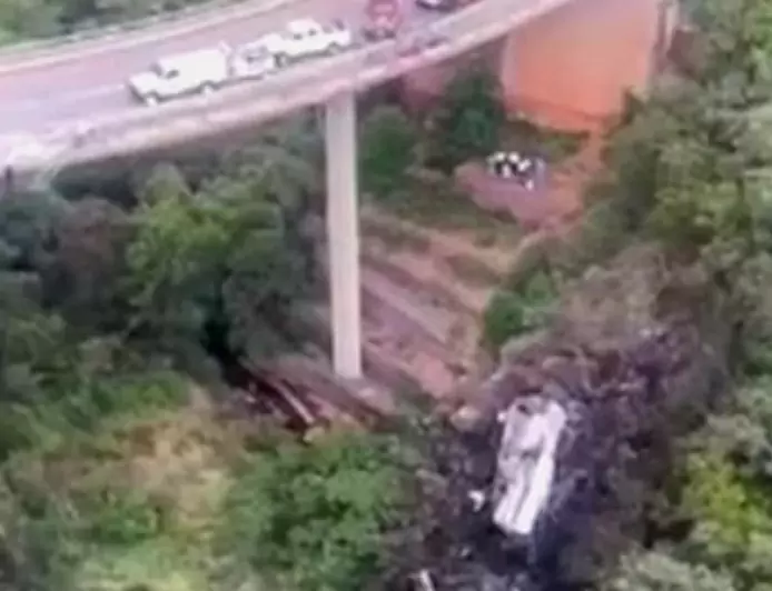 Bus Terjun ke Jurang di Afsel 45 Orang Tewas, Seorang Anak Delapan Tahun Selamat
