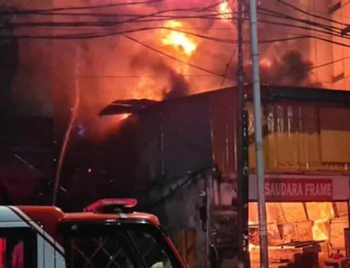 Toko Bingkai di Mampang Prapatan Jakarta Selatan Kebakaran, Lalu Lintas di Lokasi Ditutup Sementara
