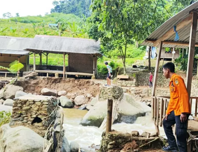 Kali Ciherang Meluap, 10 Warung di Lokasi Wisata Leuwi Asih Babakan Madang Hingga Jembatan Terdampak