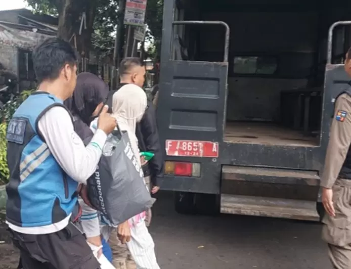 Emak-emak Viral yang Memaksa Minta Sedekah Akhirnya Diamankan Satpol PP dan Dinsos Bogor