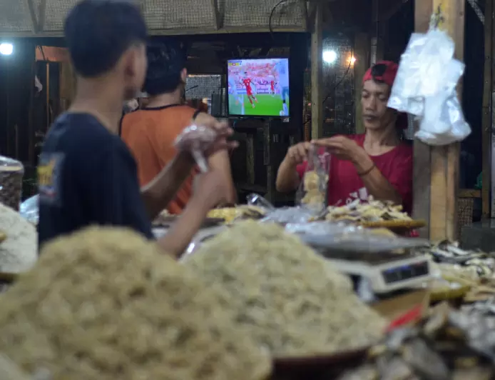 Nonton Bareng Timnas Indonesia U-23 di Pasar Tradisional