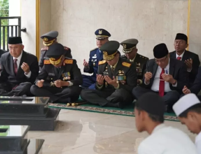 Kenang Jasa Pahlawan, Pj Bupati Bogor dan Kapolda Jabar Ziarah ke Makam KH Idham Chalid