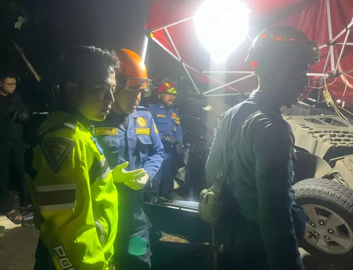 Minibus Tabrak Warung Tenda di Cibinong, 1 Orang Tewas