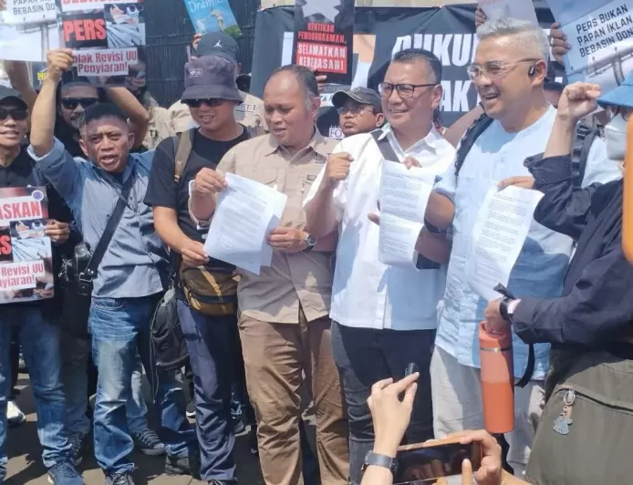 Tolak Revisi UU Penyiaran, Sejumlah Organisasi Jurnalis Gerudug Gedung DPR/MPR RI