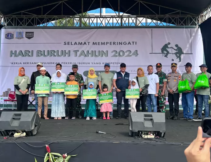 Peringati May Day, BPJS Ketenagakerjaan se-Jakarta Timur serahkan Ratusan Paket Sembako Kepada Buruh