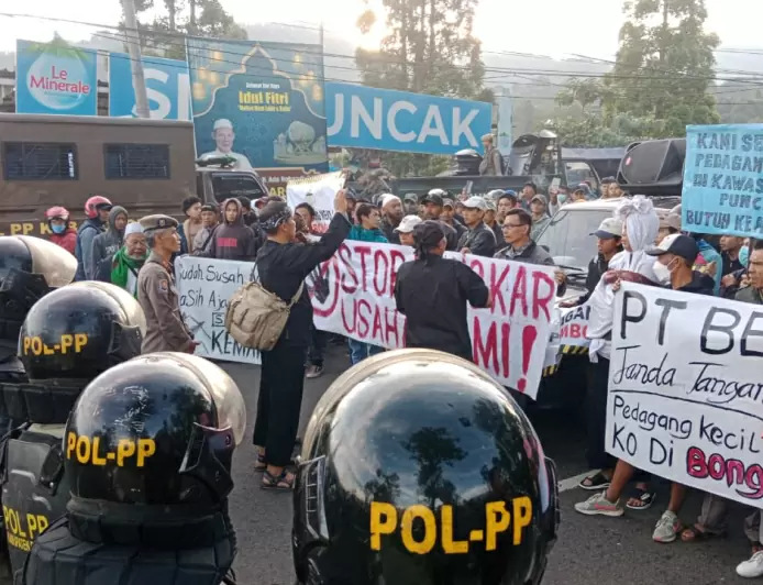 Diwarnai Penolakan, 331 Bangunan Liar di Kawasan Gunung Mas Bogor Dibongkar Satpol PP