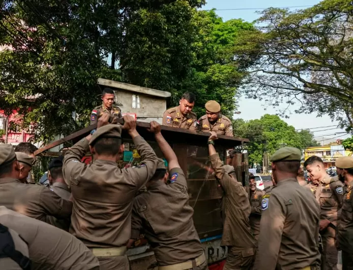 Tertibkan Empat Bangunan Liar di Jalan Sumatera, Satpol PP Kota Bandung: Masuk Zona Merah