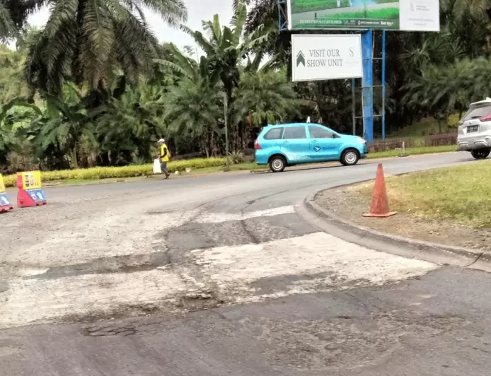Jalan Utama Dilintasi Presiden Terpilih Prabowo di Sentul City Rusak Parah