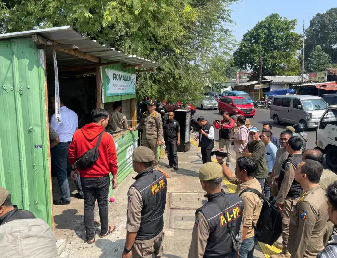 Satpol PP Bongkar Bangunan Penjual Miras di Bogor