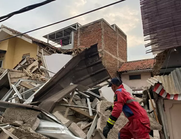 Rumah Ambruk di Bandung, Empat Orang Dievakuasi