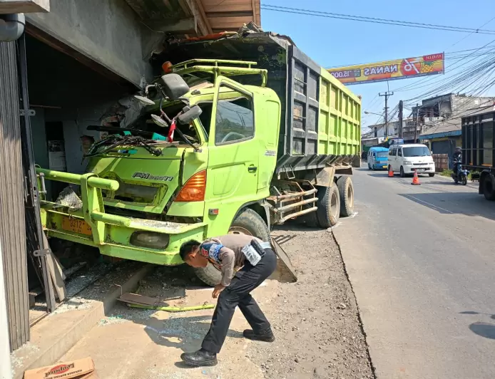 Dump Truk Tabrak Ruko di Gunung Putri Hingga Hancur
