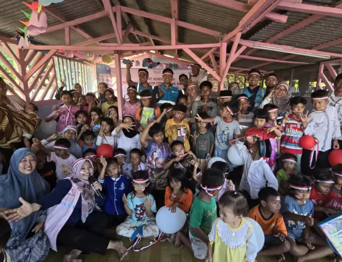 Semangat Kemerdekaan, PLN Berikan Inspirasi Anak-Anak Pemulung Melalui Dongeng dan Bantuan Alat Sekolah