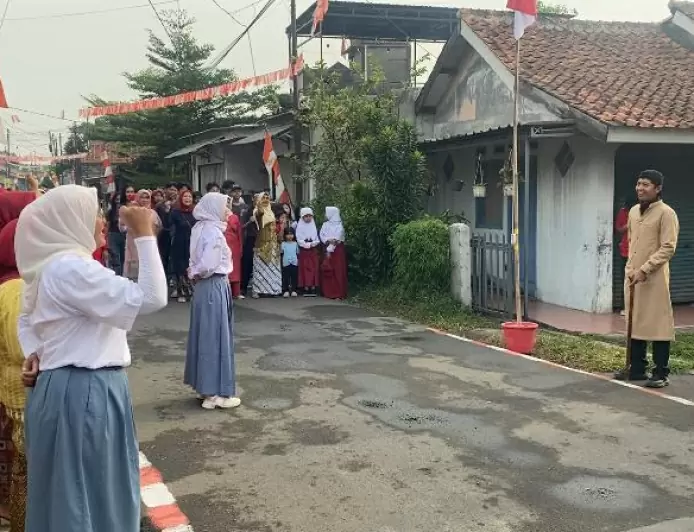 Emak-Emak di Dramaga Bogor Gelar Upacara HUT RI ke-79 Kenakan Seragam SMA hingga Kebaya
