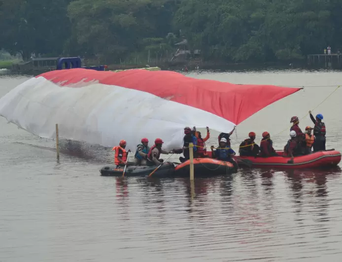 Pengibaran Bendera Merah Putih di Situ Tunggilis Bogor