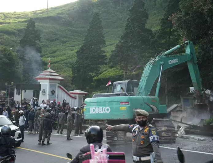 Penertiban Kawasan Puncak Tahap 2, Pemkab Bogor Bongkar Bangunan Liar Sepanjang Jarur Gantole-Puncak Pass
