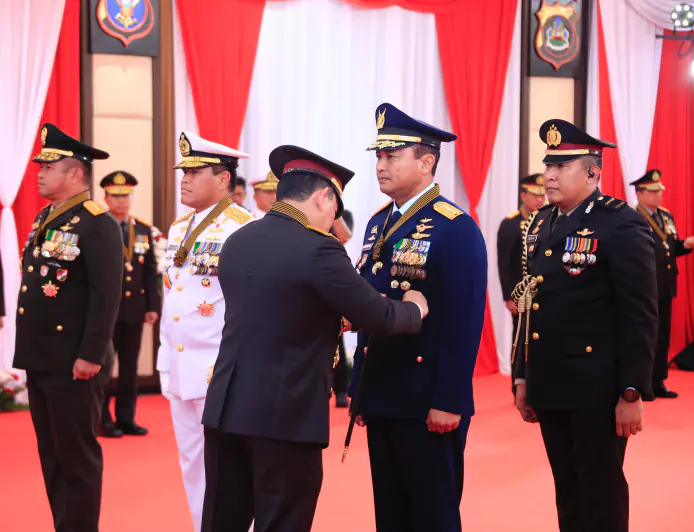 Pemberian Tanda Kehormatan Bintang Bhayangkara Utama Wujud Komitmen Kokohnya Sinergisitas TNI-Polri Selama Ini