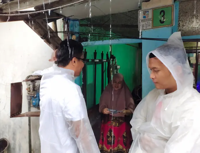 Meski Diguyur Hujan, Eka Maulana Tetap Semangat Blusukan Menyapa Warga Kebon Pedes