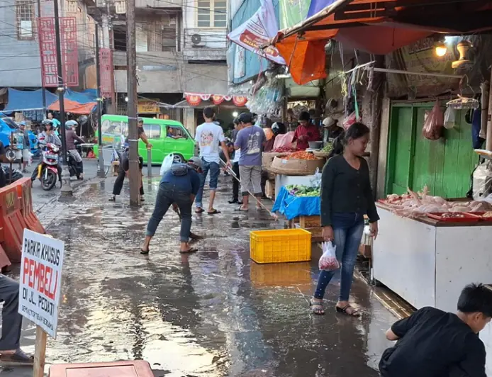 Pedagang Jalan Pedati Kecamatan Bogor Tengah Kompak Rutin Gelar Aksi Jumat Bersih