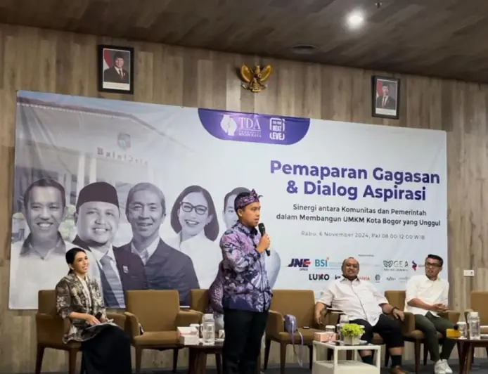 Pakai Totopong Ungu, Pasangan Sendi-Melli Sampaikan Visi dan Misi di Acara Diskusi Komunitas TDA