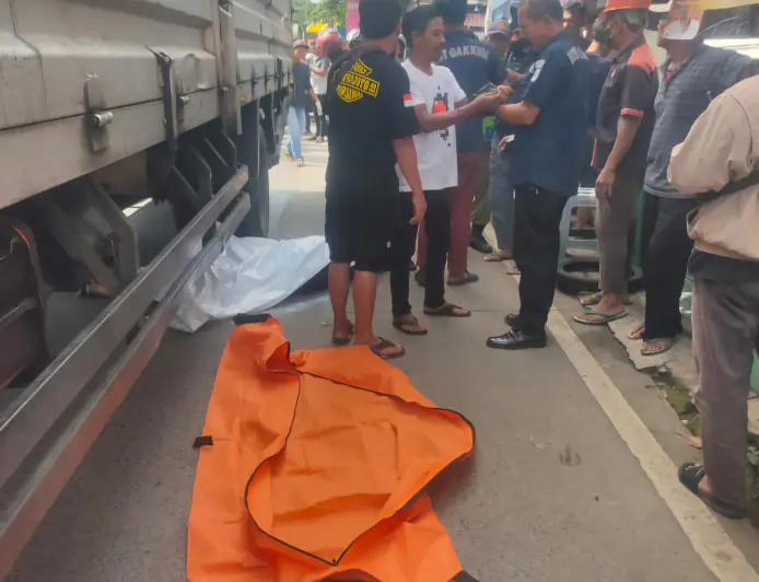 Truk Fuso Tabrak Minibus dan 2 Sepeda Motor di Jalan Raya Bocimi, Satu Pemotor Tewas Terlindas