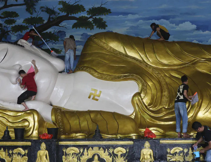 Tradisi Membersihkan Rupang Buddha Tidur di Bogor