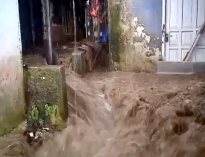 Banjir Tahunan Kembali Melanda Warga Puncak